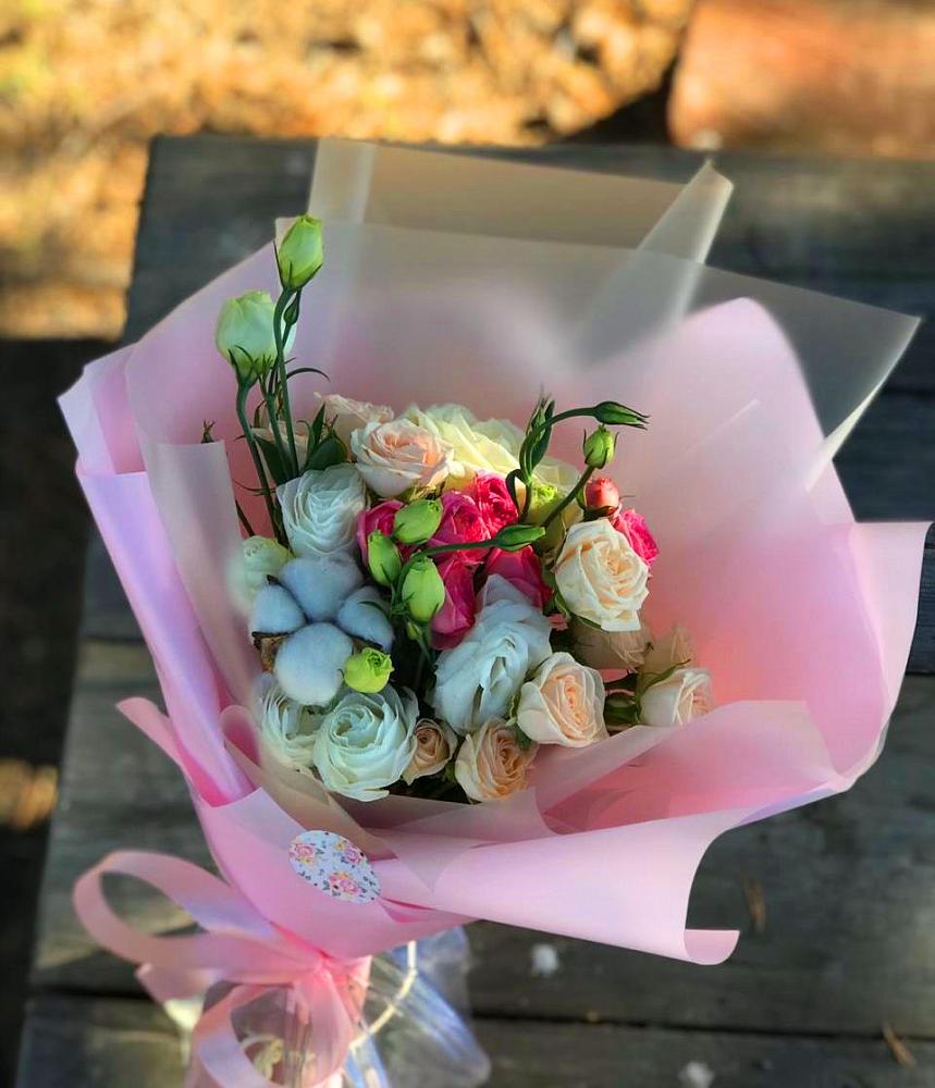 Букет цветов из: Розы и Лизиантусы в Негомож