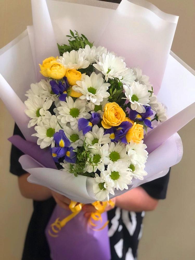 Букет цветов из: Ирисы, Хризантемы и Розы в Негомож