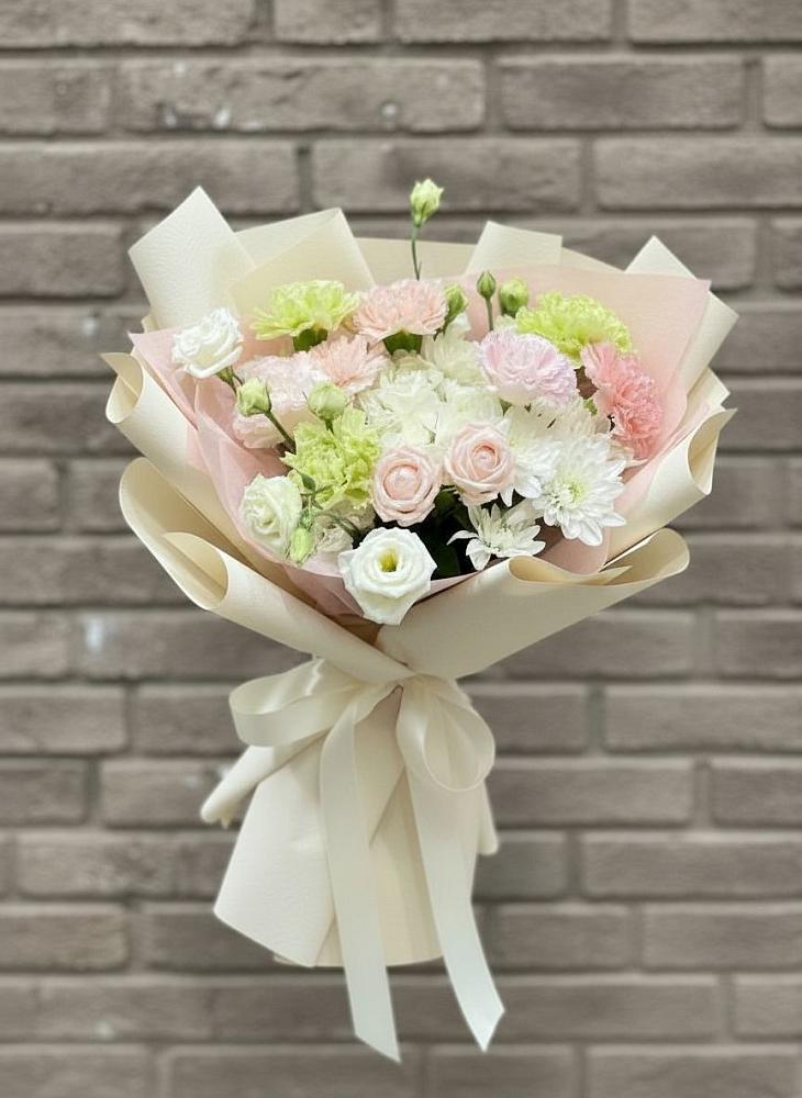 Букет цветов из: Гвоздики, Розы, Лизиантусы и Хризантемы в Негомож