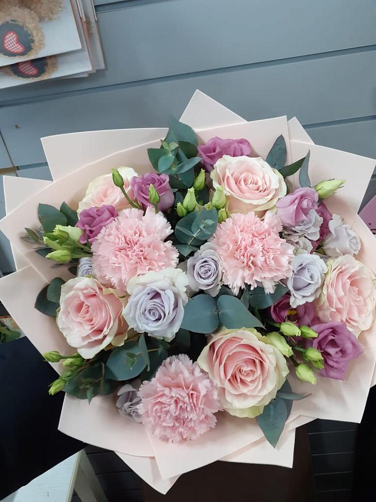 Букет цветов из: Розы, Гвоздики и Лизиантусы в Негомож